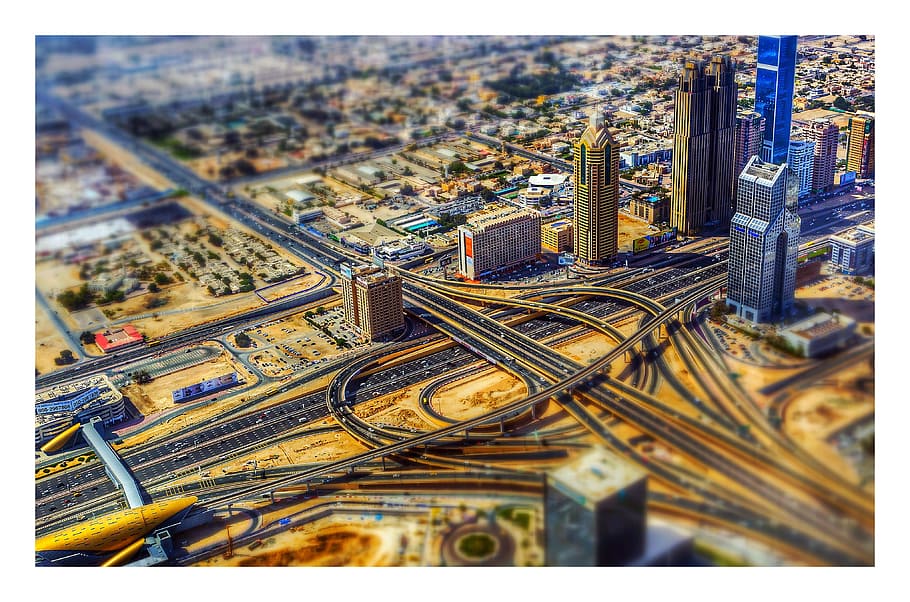 edificios de la ciudad de varios colores, maquetas de ferrocarriles, ciudad, Dubai, noche, hotel, arquitectura, paisaje urbano, viajes, árabe