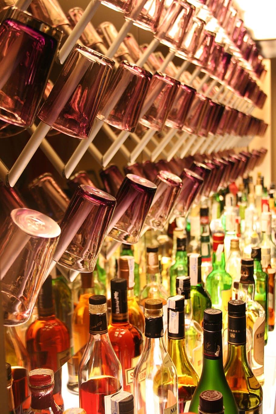 gelas minum, rak, botol anggur, meja, bar koktail, minuman, alkohol, gelas, botol, hotel