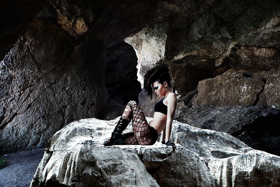 写真, 女性, 座っている, 岩, 洞窟, ゴシック, ファッション, 服, 女の子, ファッショナブル