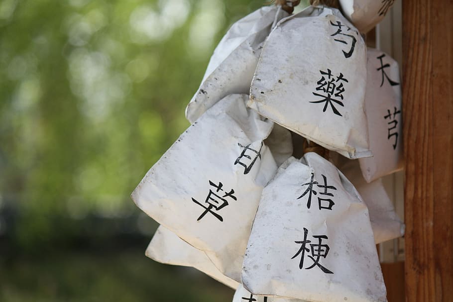 blanco y negro, kanji, bolsas de papel impresas con guiones, colgadas, pared, medicina china, hierbas, bolsas, sobre, bolsas de hierbas