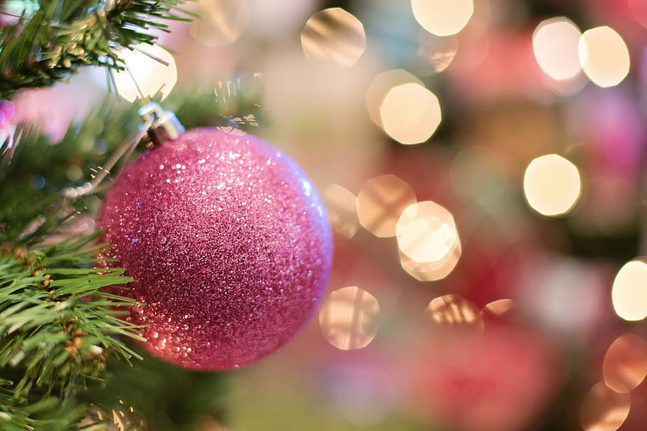 merah muda, perhiasan natal gemerlapnya, latar belakang bokeh, fotografi selektif-fokus, ornamen natal, bola lampu, berkilau, perayaan, natal, warna-warni
