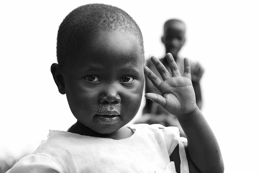 foto em tons de cinza, criança, levantando, esquerda, mão, filhos de uganda, uganda, mbale, crianças, vila
