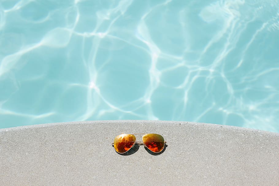 gafas de sol marrones, gafas de sol de aviador, superficie de concreto, piscina, recreación, reflexión, recurso, sol, turquesa, vacaciones