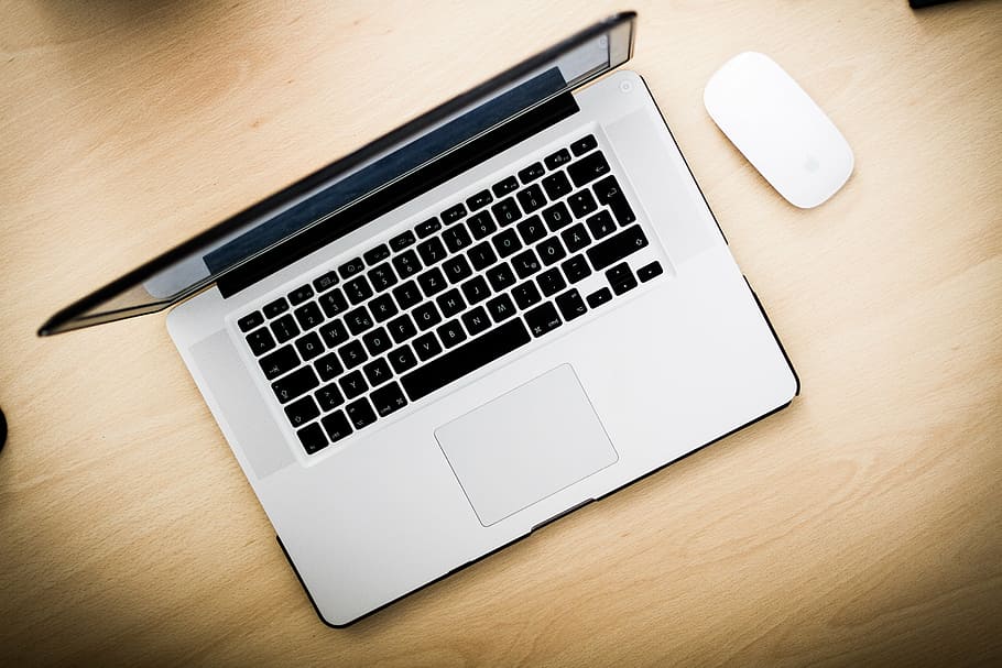 preto, cinza, computador laptop, ao lado, branco, maçã, poderoso, mouse, marrom, de madeira