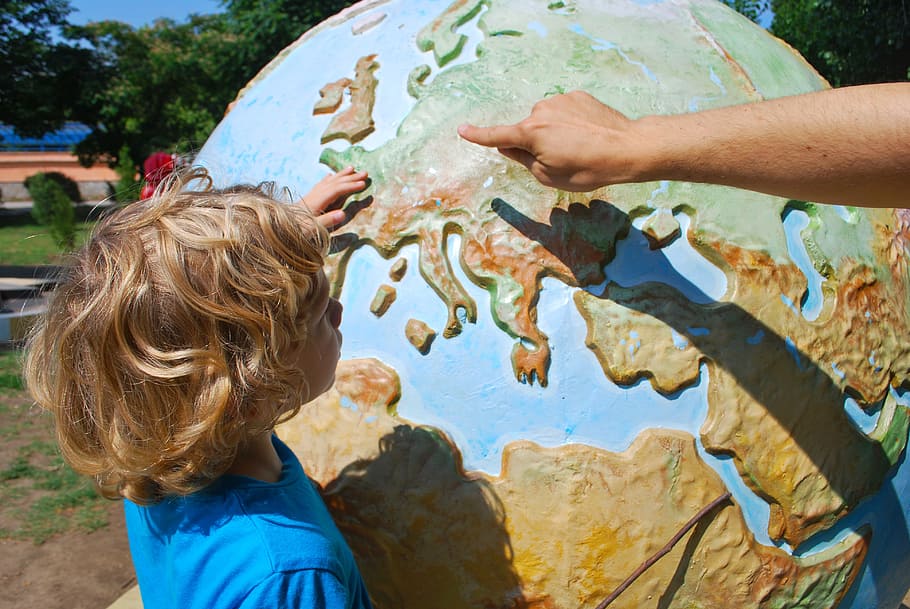 chico, azul, camisa, enseñanza, niño, mundo, geografía, niños aprendiendo, educación, aprendizaje