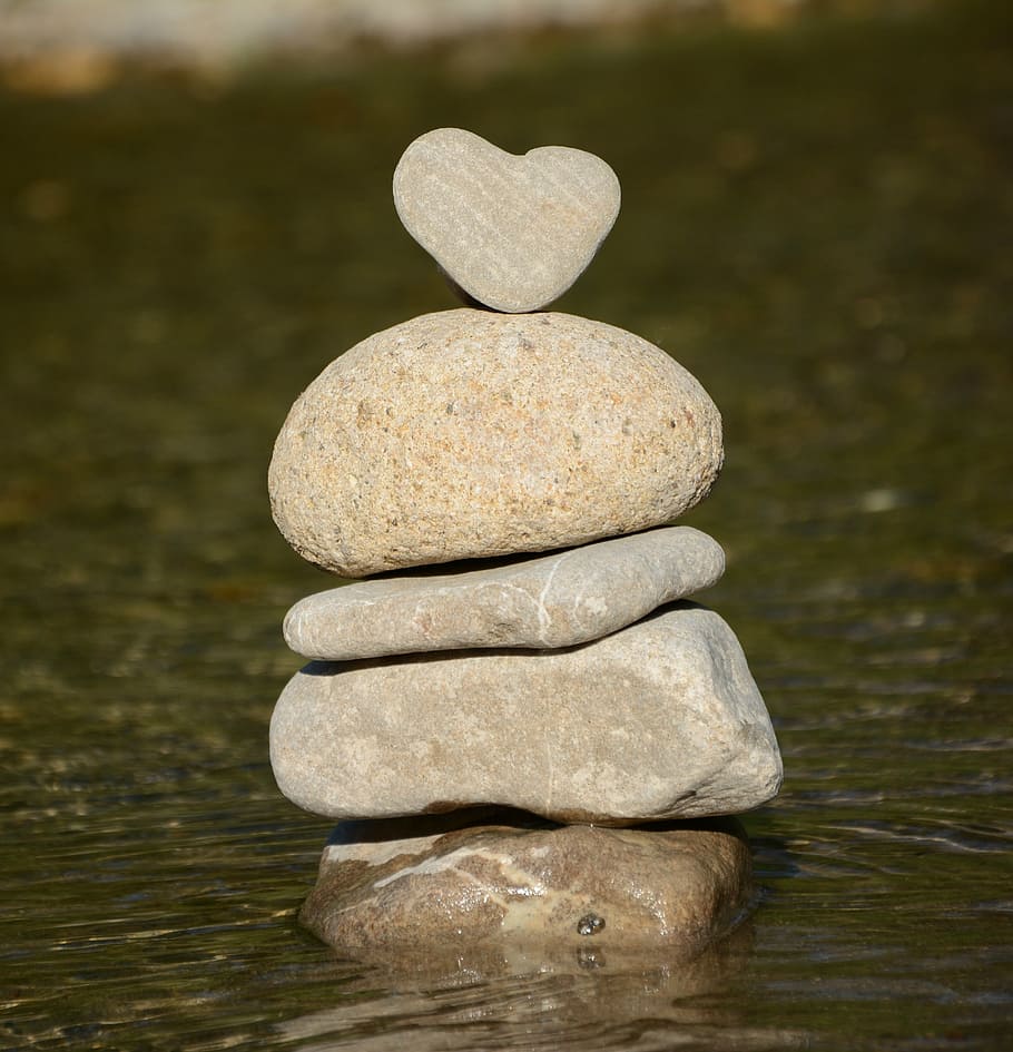 selectivo, fotografía de enfoque, piedras apilables, corazón, agua, corazón de piedra, naturaleza, equilibrio, piedras, equilibrio de piedra