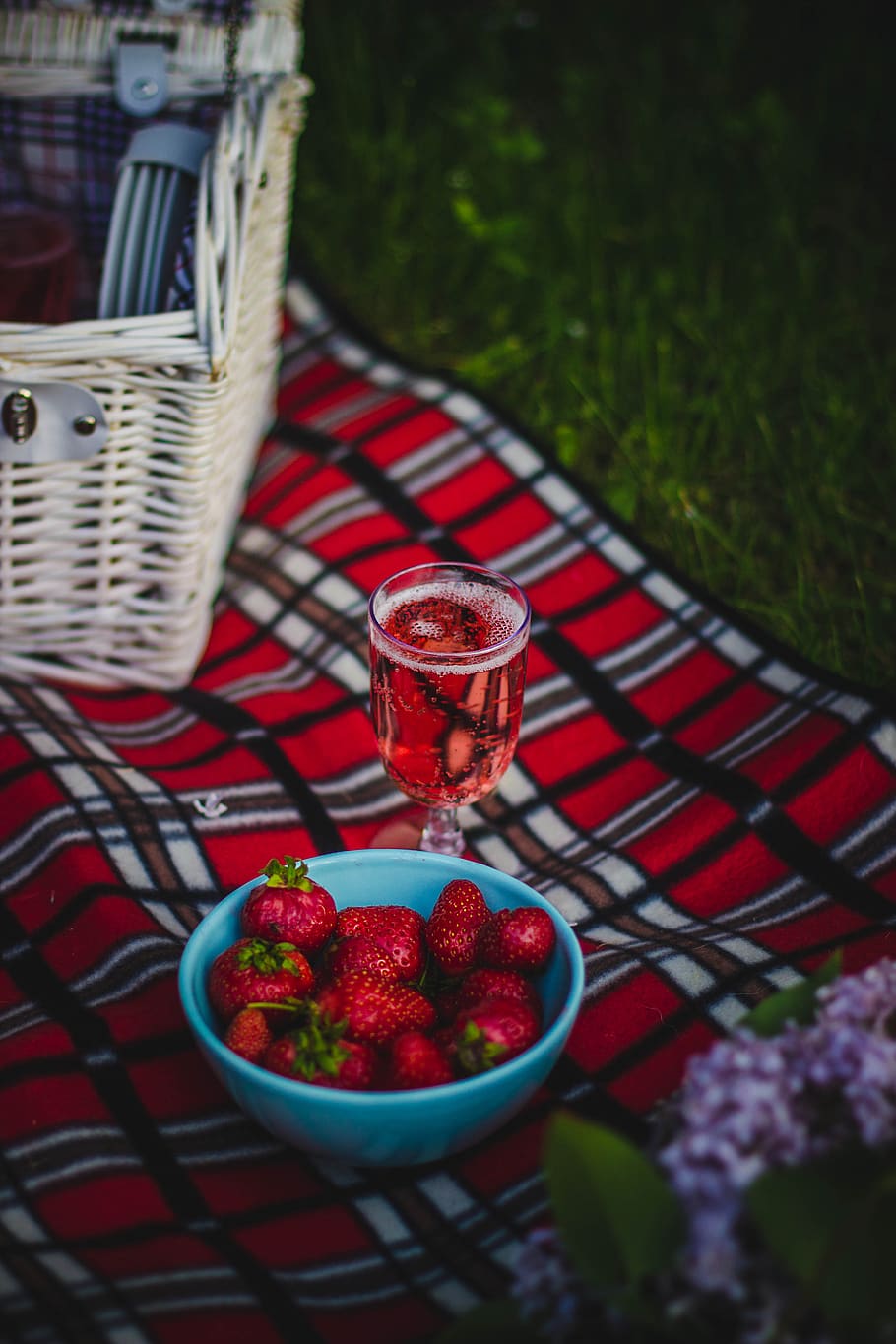 cloth, picnic, outdoor, travel, food, glass, drink, strawberry, fruit, basket