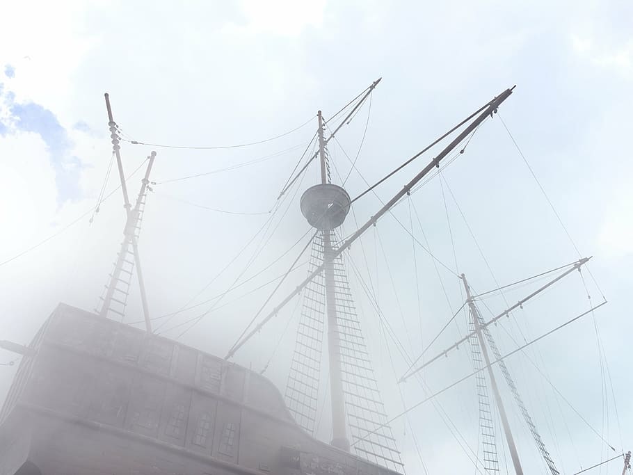 fotografía en escala de grises, galeón, vela, barco, niebla, nubes, cielo, cuerda, cables, madera