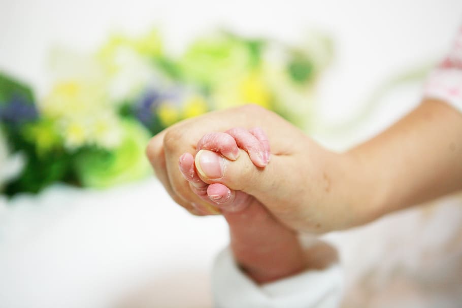 mulheres, mão, parto, bebê recém-nascido, parte do corpo humano, uma pessoa, parte do corpo, mão humana, close-up, cuidados de saúde e medicina