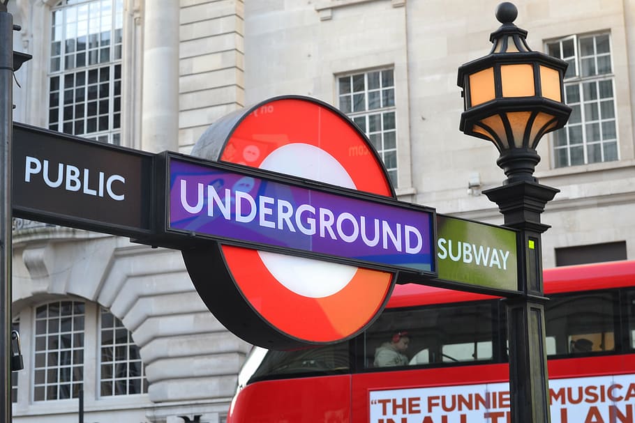 地下, 地下鉄の看板, 横, 茶色, コンクリート, 建物, 昼間, ロンドン, 電車, シールド