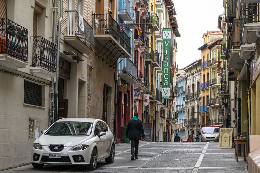 hombre, caminando, al lado, estacionado, blanco, seat leon, callejón, durante el día, foto, España
