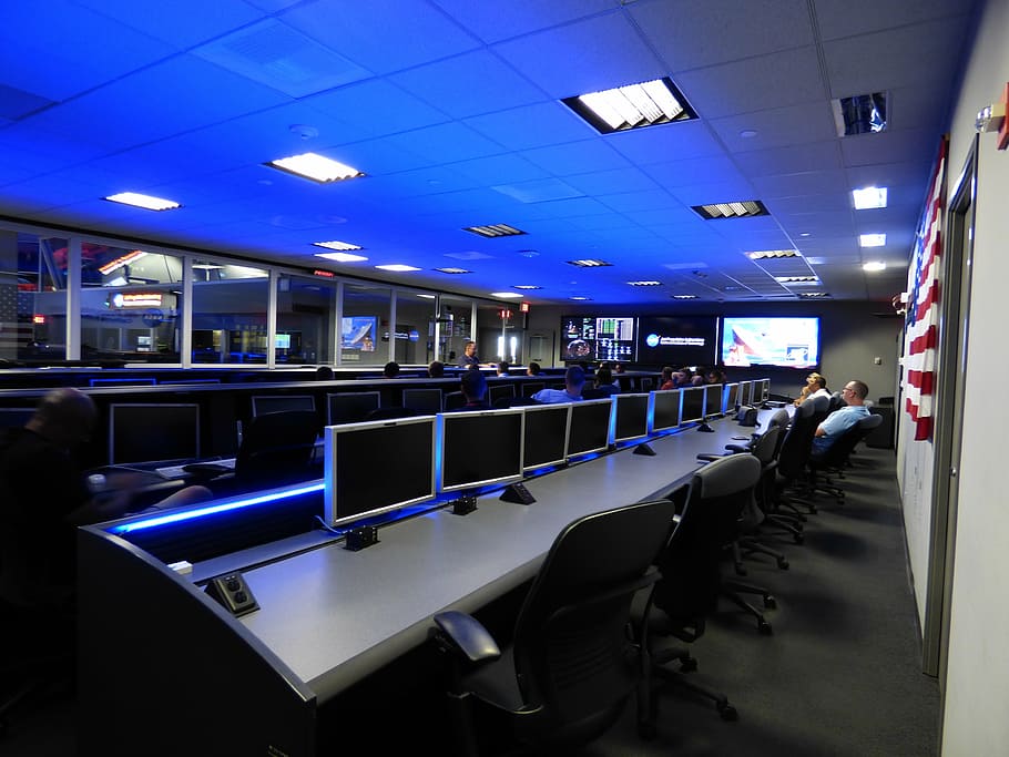 dos, hombres, usando, computadoras, sala, centro de control, laboratorio, nasa, jpl, pasadena