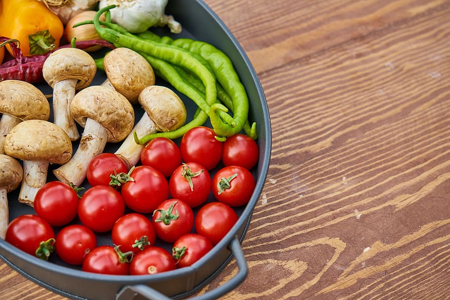tomato, mushroom, pepper, red, green, white, vegetable, vegetarian, vegan, garlic