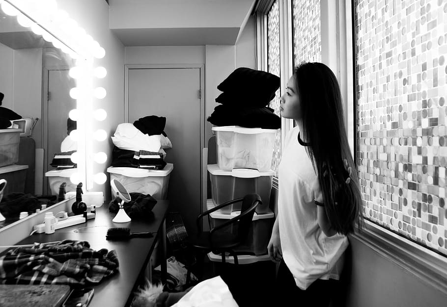 mujer, frente, espejo de vanidad, asiático, niña, vestidor, espejo, luces, ropa, cabello largo