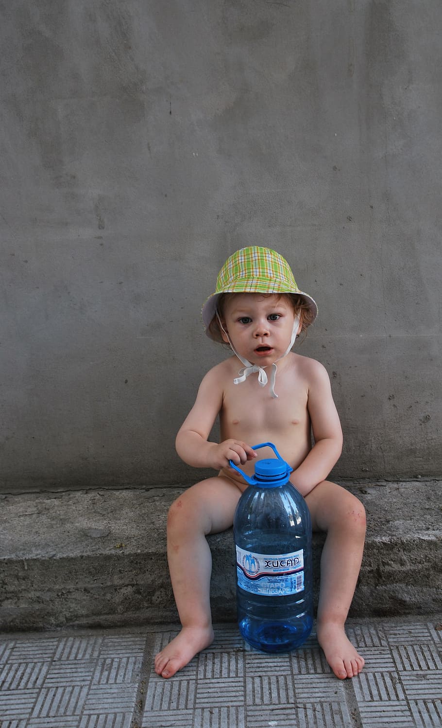 Вода которую мальчик несет. Ребенок с бутылкой воды. Водный мальчик. Мальчик сыт. Сытый ребенок.
