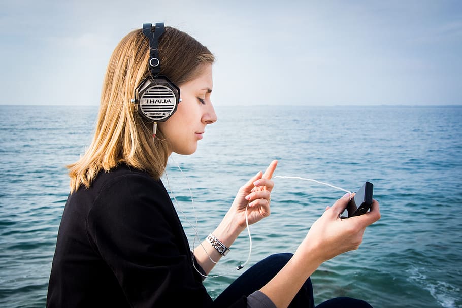auriculares, audio, música, madera, sonido, mujer, persona, al aire libre, mar, playa
