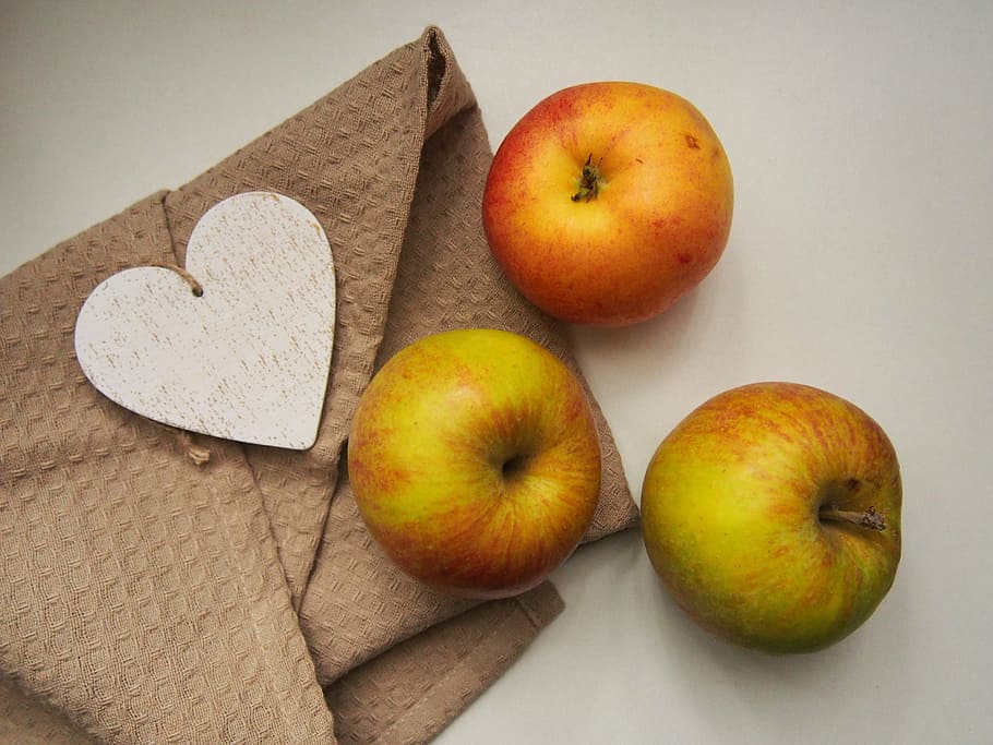 tres manzanas, manzanas, frutas, comida, corazón sano, alimentación saludable, fruta, manzana, comida y bebida, bienestar
