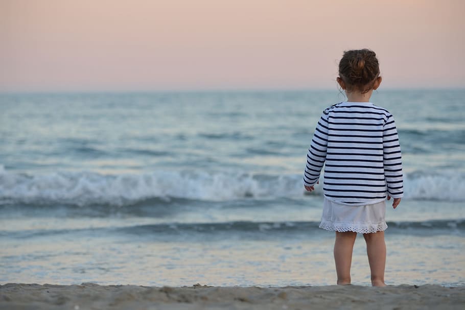 criança bebê, olhando, oceano, praia, olhando para fora, na praia, pessoas, criança, crianças, família