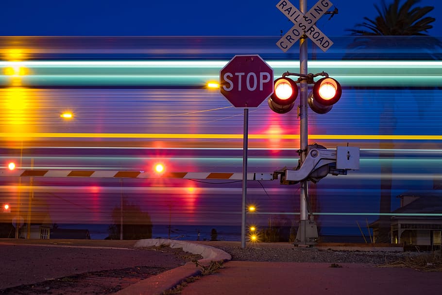 Cruce de tren, varios, desenfoque, borroso, ciudad, movimiento, noche, velocidad, tren, iluminado