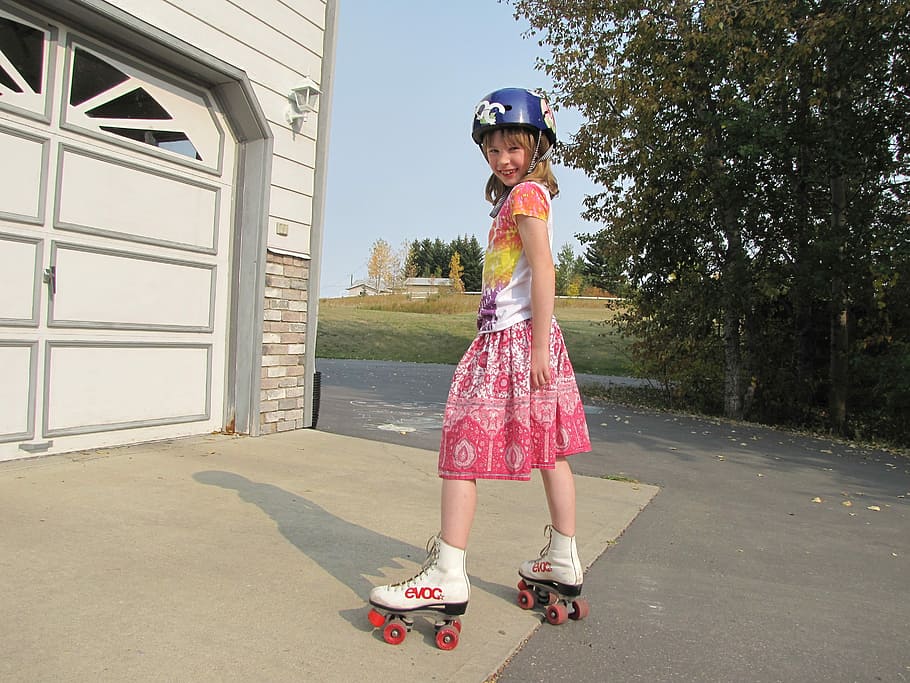 Patinaje sobre ruedas, Actividad al aire libre, patinaje, estilo de vida, deporte, activo, actividad, joven, verano, niña