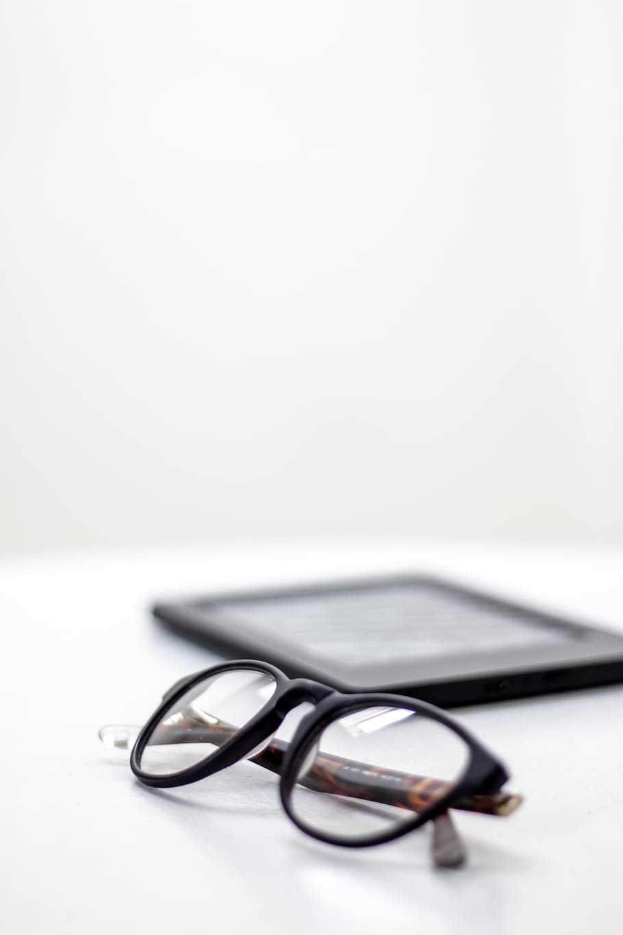 óculos, branco, mesa, tablet, leitura, close-up, bokeh, plano de fundo, espaço de cópia, moderno