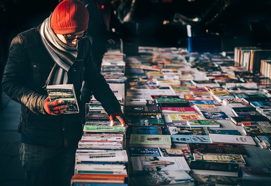 男, 立っている, フロント, 各種タイトルの本, 本, 店, 販売, 小説, 教育, 知識