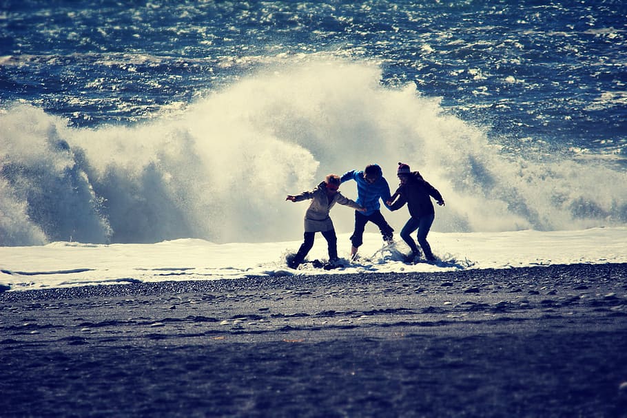 tres, niños, jugando, orilla del mar, durante el día, playa, ola, olas, ahogamiento, desastre