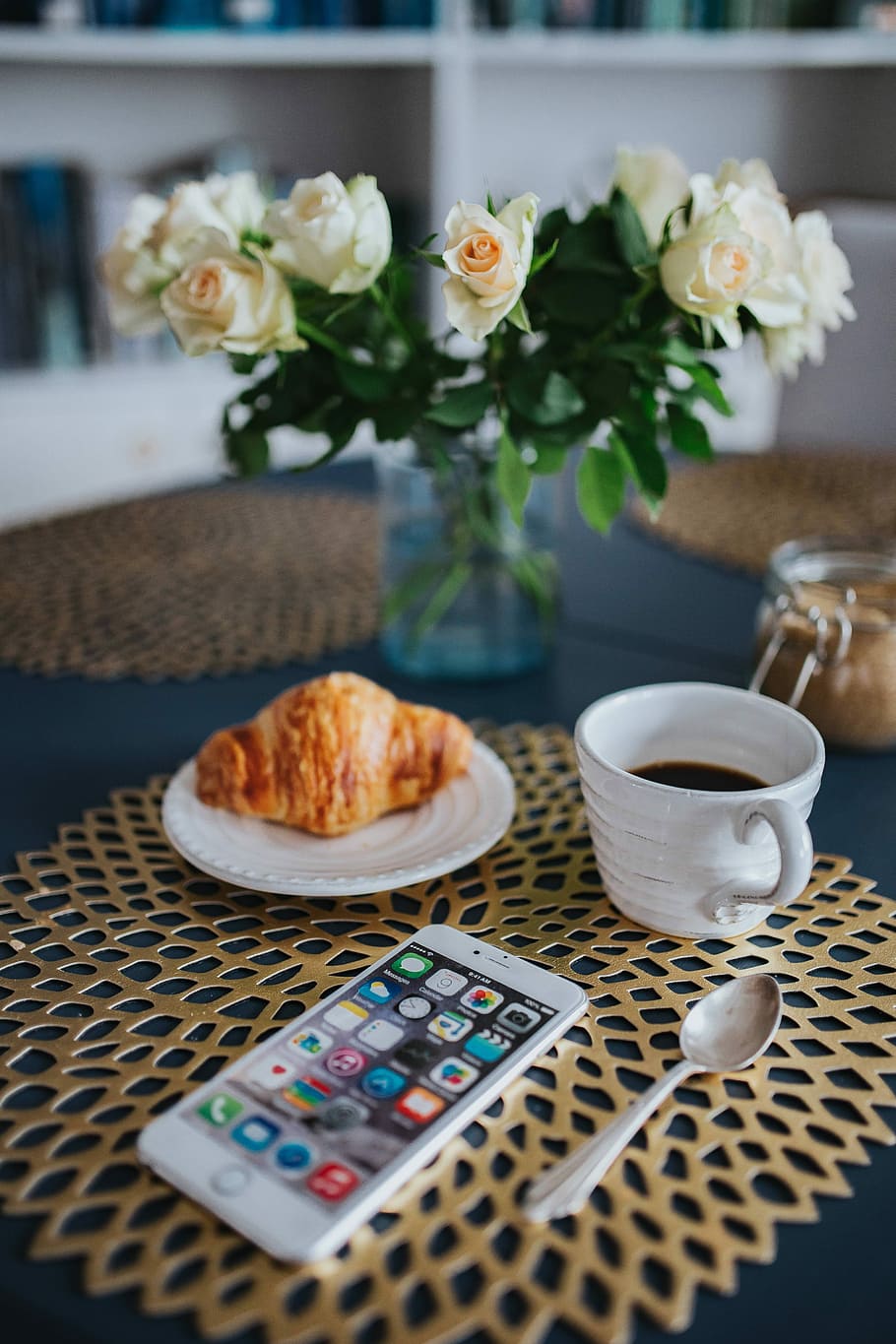 mesa redonda de desayuno, blanco, flores, dorado, tapetes de café, redondo, desayuno, mesa, café, tapetes