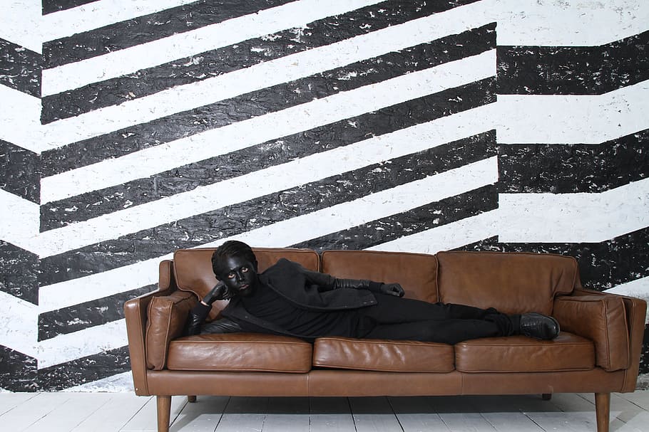 hombre, acostado, marrón, cuero sofá de 3 asientos, 3 asientos, moda, único, mann, arte, negro