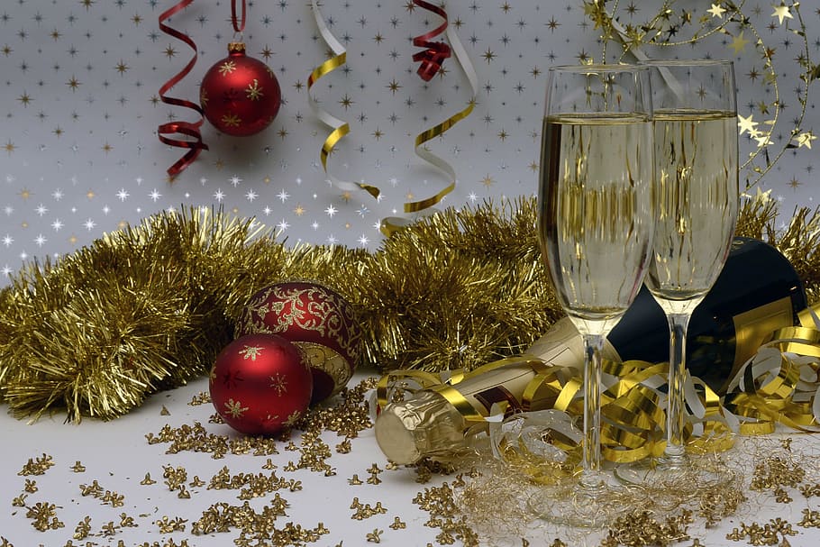 três, vermelho, baobles, ao lado, taças de champagne, véspera de ano novo, cumprimentos de ano novo, champanhe, ano novo, beber