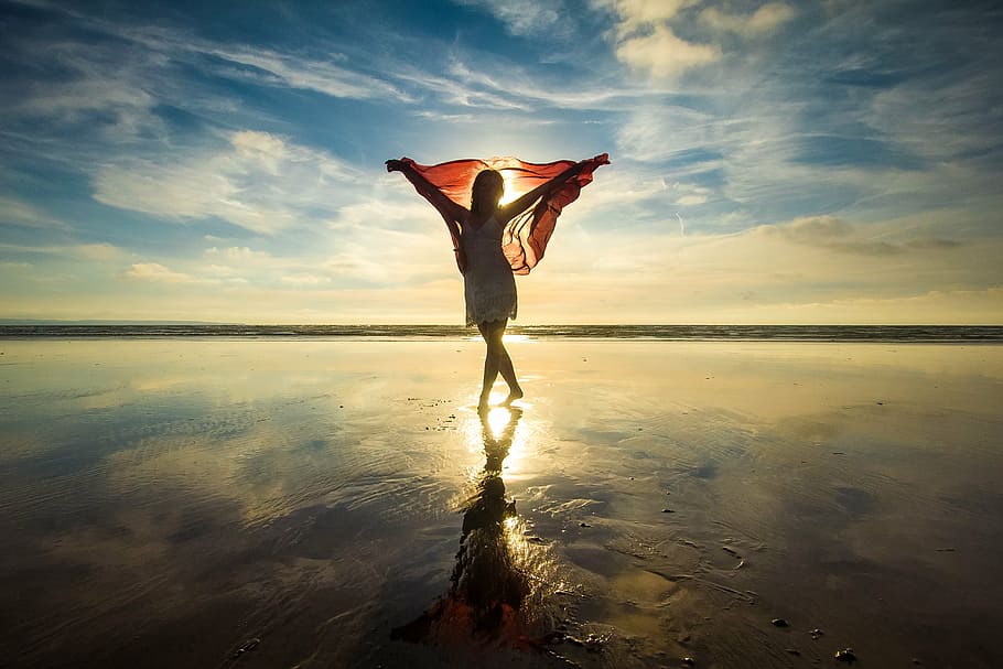 mujer, en pie, playa, día, silueta, puesta de sol, océano, marea baja, equilibrio, bailando
