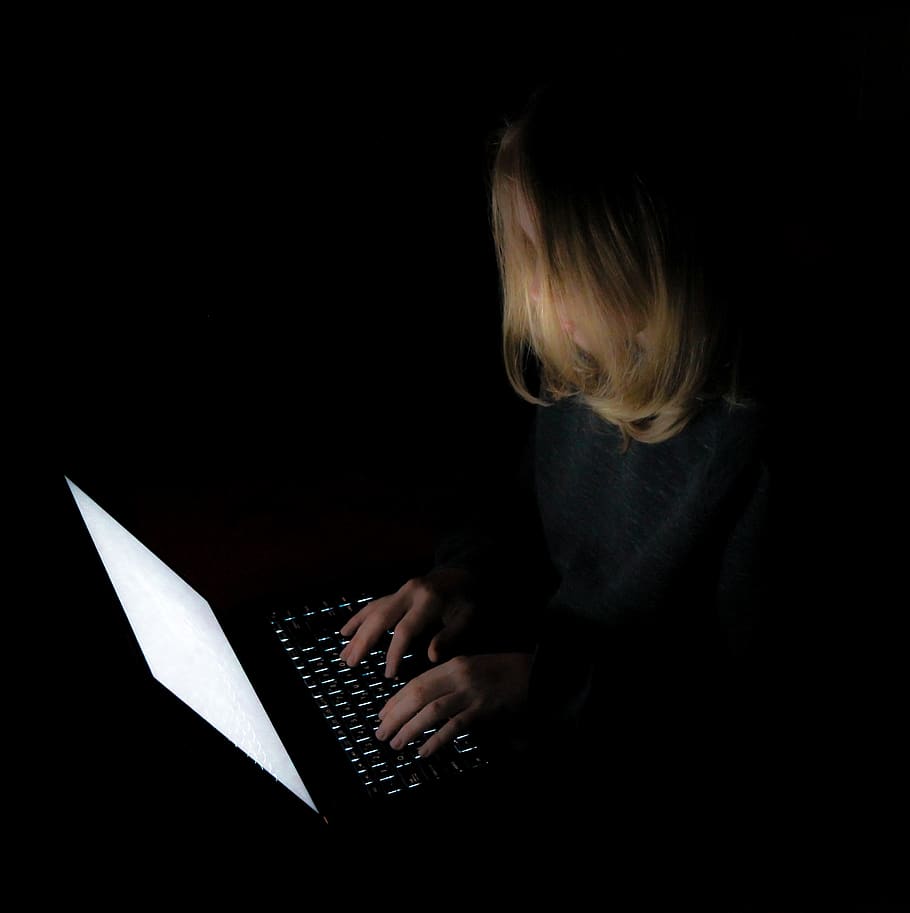 computadora portátil, computadora, luz, oscuridad, digital, noche, una persona, tecnología, tecnología inalámbrica, personas reales