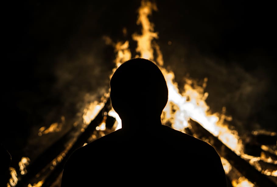 fotografia de silhueta, pessoa, de pé, fogo, homem, próximo, escuro, noite, fogueira, chama