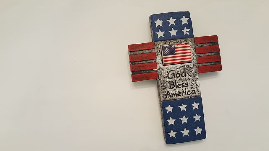 Cross, Amerika Serikat, 4 Juli, latar belakang putih, close-up, di dalam ruangan, hari, patriotisme, bendera, bidikan studio