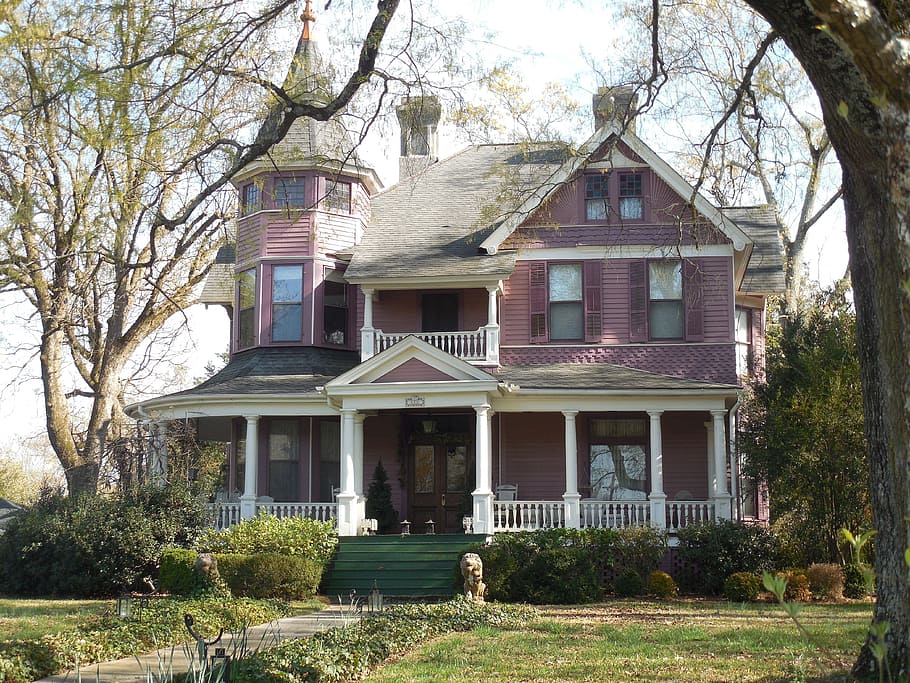 Rosa, blanco, de madera, casa, rodeado, hierba, árboles, victoriano, viejo, arquitectura
