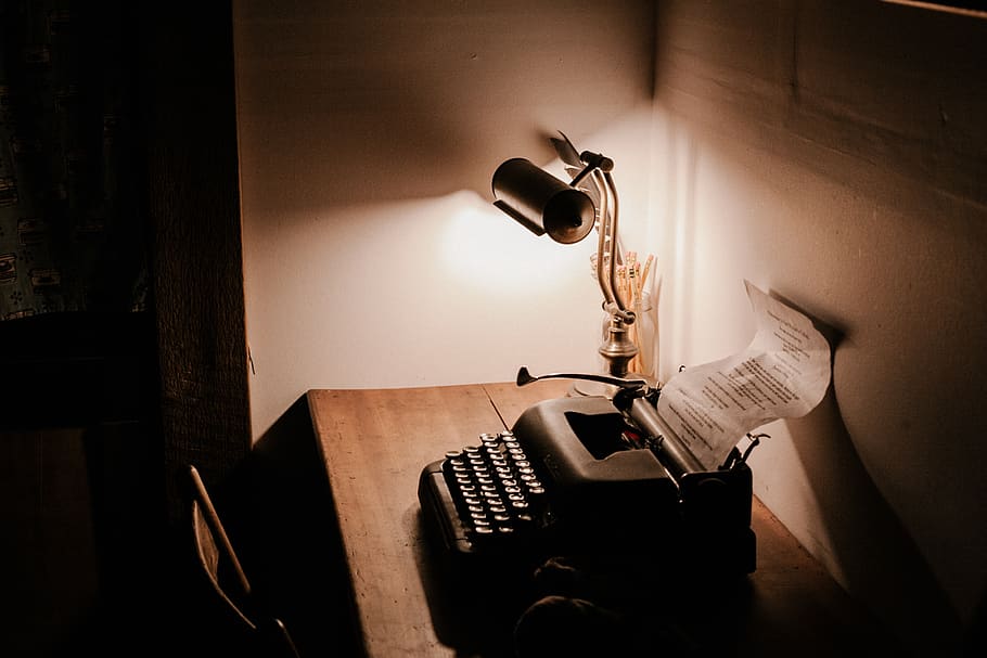 oscuro, habitación, oficina, mesa, silla, lámpara, luz, máquina de escribir, papel, pared