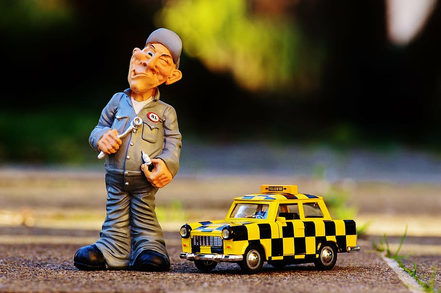 amarillo, negro, juguete de taxi, al lado, figura de hombre mecánico, mecánico, figura, divertido, hombre, llave inglesa