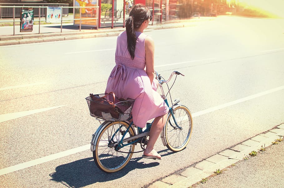 女性, 運転, 都市自転車, 道路, 人, ドレス, 夏, 自転車, 通り, 都市