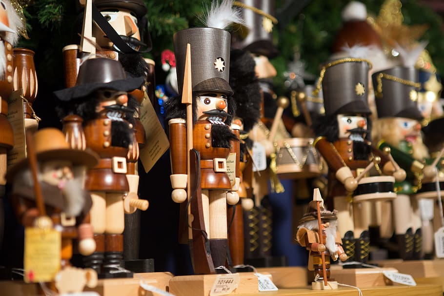 nutcracker, wooden, toy, soldiers, selective focus, day, large group of objects, human representation, musical instrument, art and craft