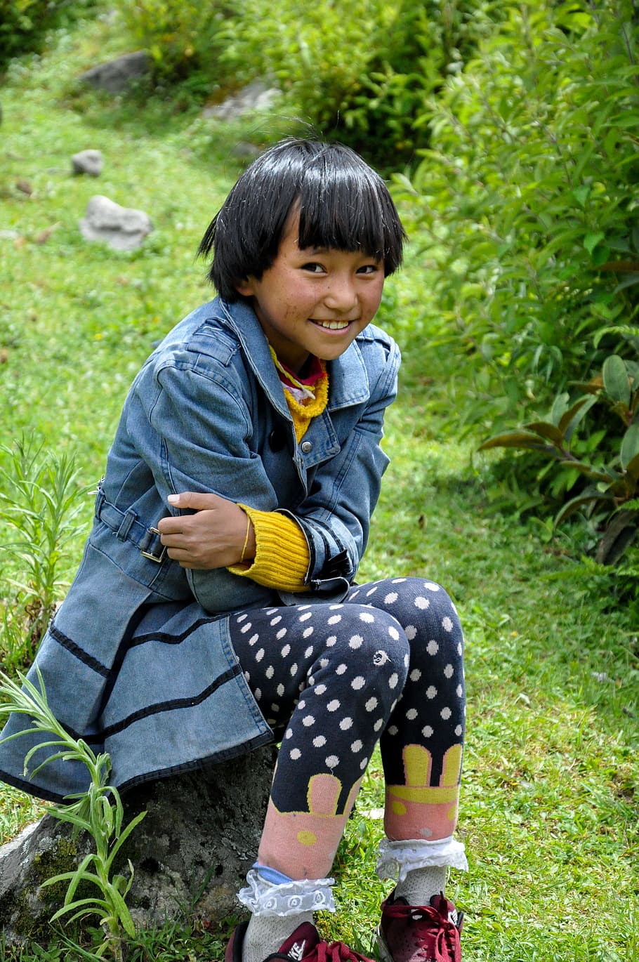 티베트, 어린이, 초원, 한 사람, 어린 시절, 실제 사람들, 식물, 평상복, 전체 길이, 좌석