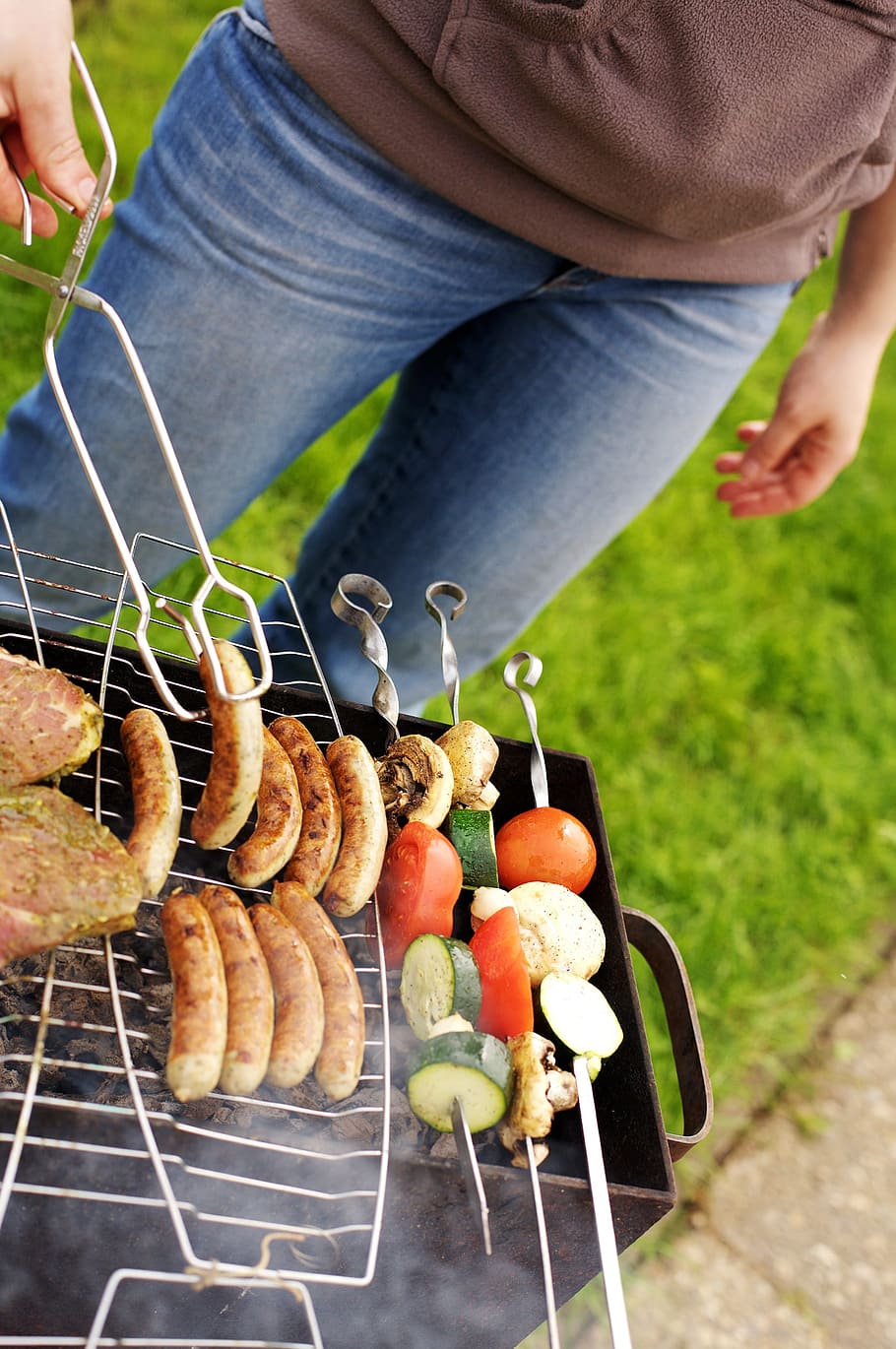 person, making, barbecue sausage, barbecue, grill, spies, sausage, charcoal, food, garden