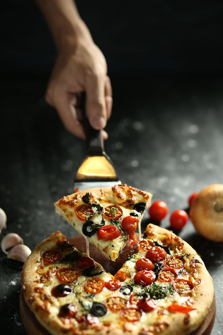 pizza de pepperoni redonda, pizza, pizza hut, cocina, dominos de pizza, pizza cerca de mí, comida y bebida, comida, mano humana, una persona