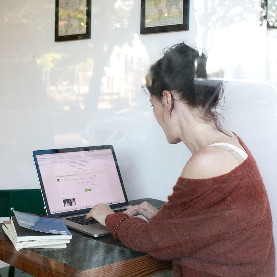 mujer, usando, computadora portátil, adentro, habitación, fecha, café, amor, niña, cafetería