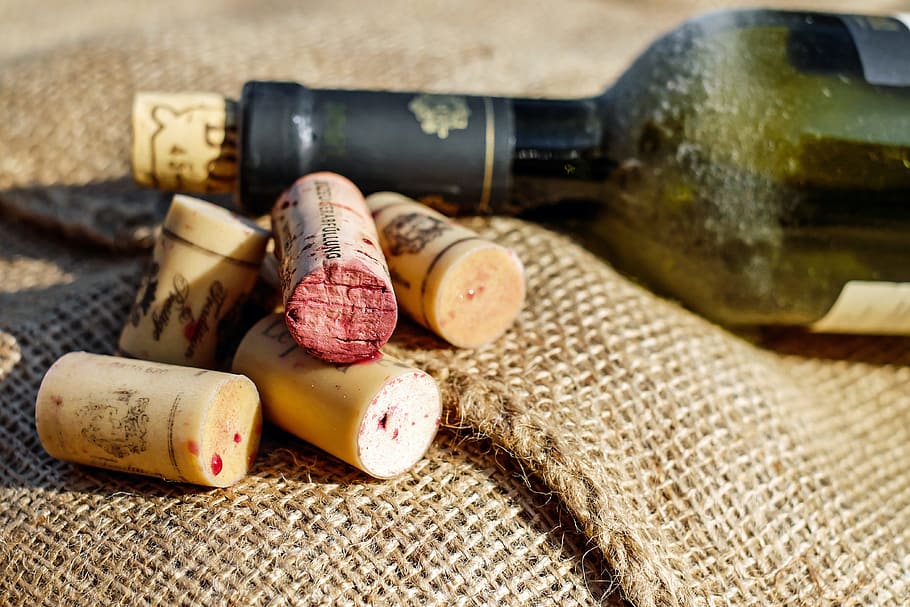 cinco, marrón, madera, tapas de botellas de vino, corcho, corchos de vino, cierres, botella de vino, vino tinto, corcho de vino