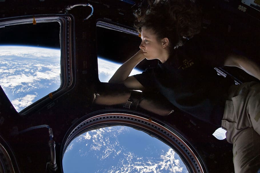 mujer, mirando, globo terráqueo, estación espacial internacional, iss, astronauta, cúpula, descanso, vista, sala con vista