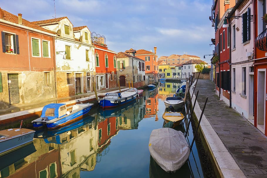 empty, boats, water, pathways, murano, venice, painted house, colorful, italy, color