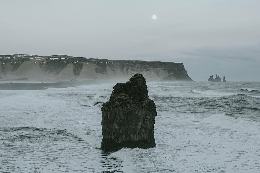 foto em escala de cinza, pedra, corpo, agua, natureza, paisagem, oceano, mar, viagem, aventura
