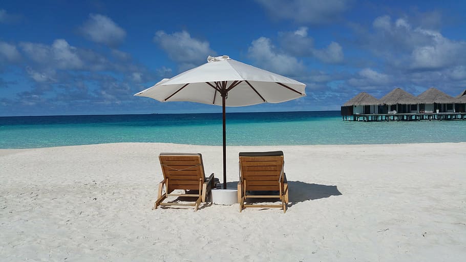 guarda-chuva do pátio, dois, adirondaks, voltado para, mar, maldivas, férias, praia, sol, verão