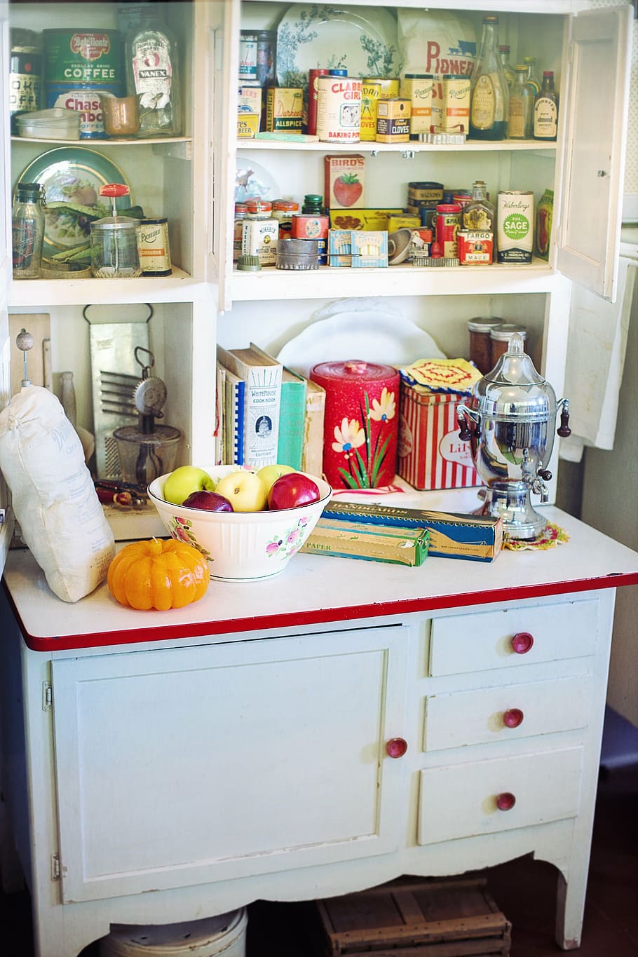 buah-buahan berbagai macam warna, putih, keramik, mangkuk, dapur retro, lemari vintage, retro, vintage, dapur, lemari