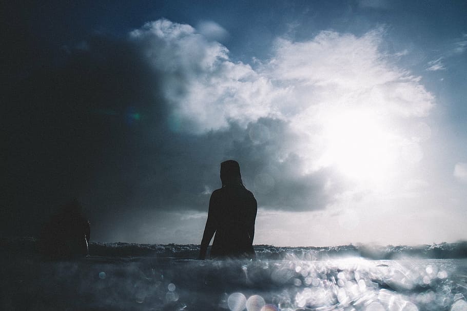silueta, persona, agua, gris, blanco, nublado, cielo, humano, nadando, playa